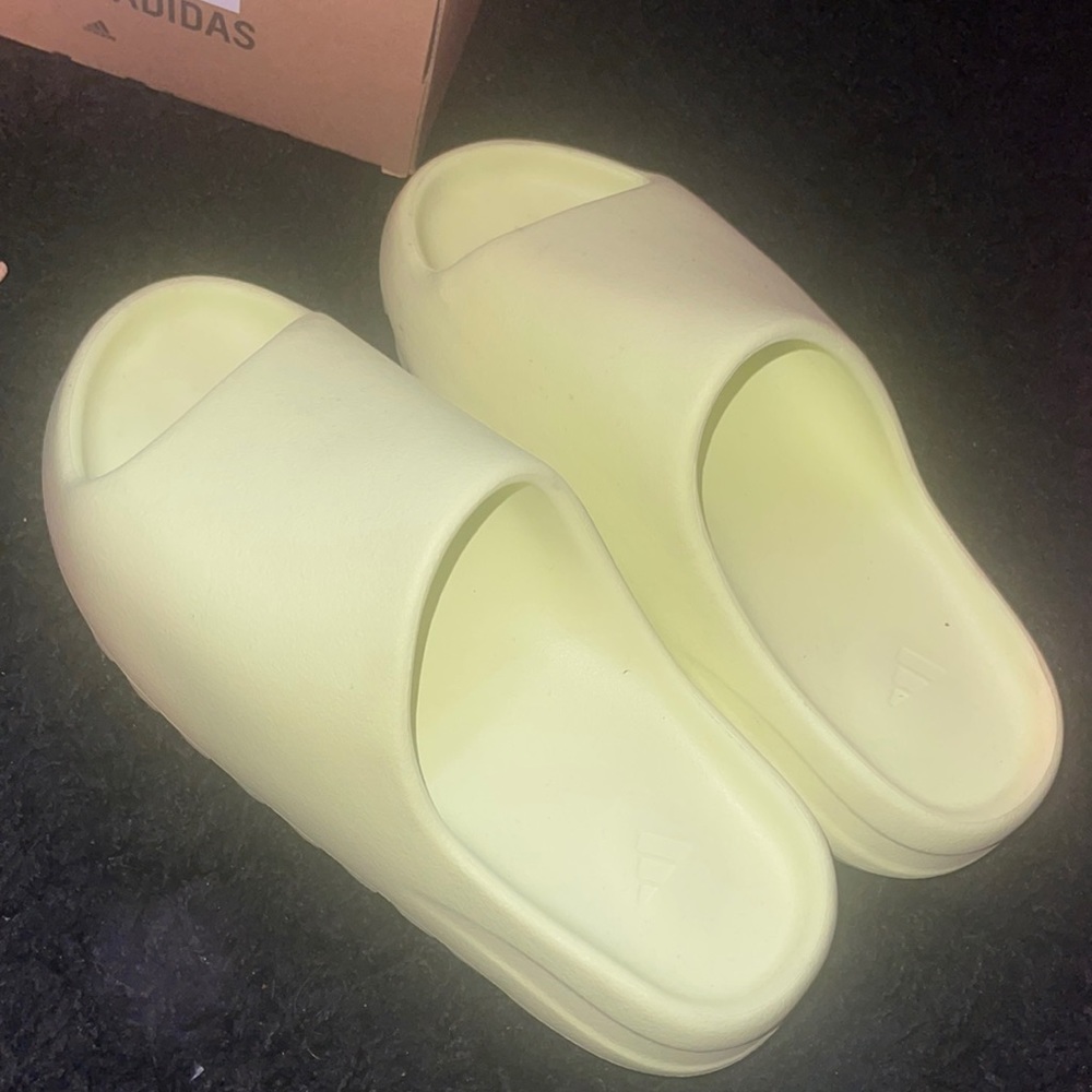 AUTHENTIC: yeezy glow slide/ size 10